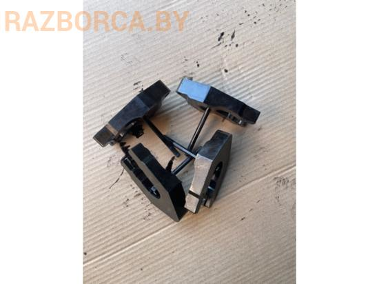 Скоба (кронштейн) крепления форсунки Nissan Primera P12 Скоба (кронштейн) крепления форсунки Nissan Primera P12