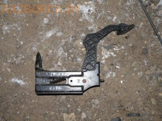 Педаль сцепления Volkswagen Golf 4 Педаль сцепления Volkswagen Golf 4