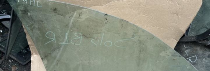 Стекло переднее L Volkswagen Golf 4